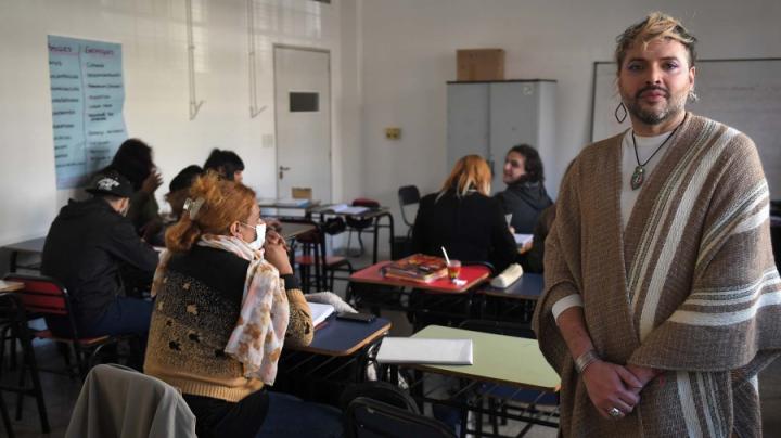 Estudiantes y docentes no binarios advierten sobre la amenaza a sus derechos humanos y lingüísticos