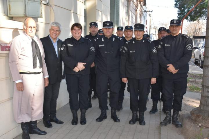 Placa conmemorativa y entrega de banderas en la sede de la Unidad Regional XIV de policía