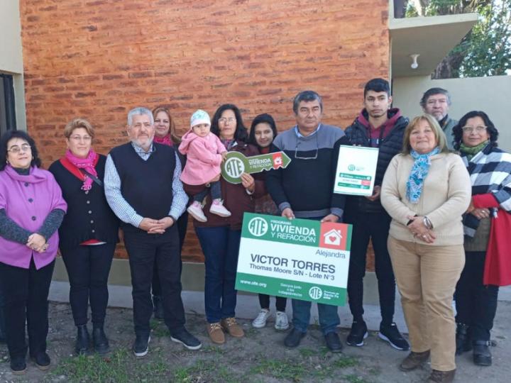 ATE: Un trabajador recibió las llaves de su hogar en Alejandra