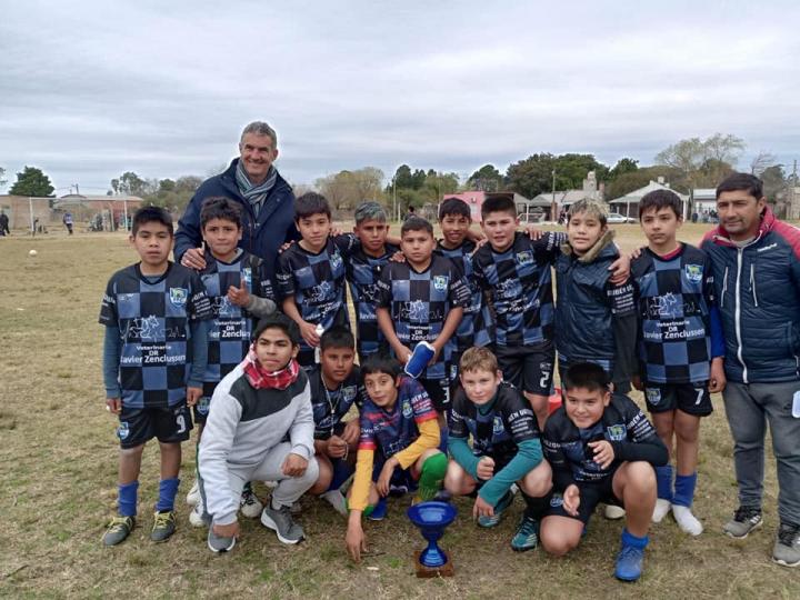 Carlos Kaufmann hizo entrega de copas de la liga de fútbol infantil