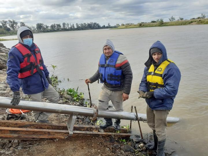 La cooperativa de agua potable trabaja sobre la bajante del río San javier
