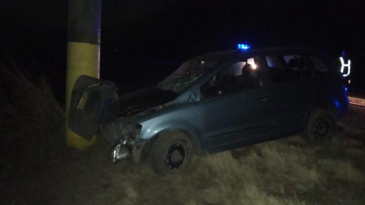 Un joven de San Joaquín se chocó una columna de la luz en la ruta N°1