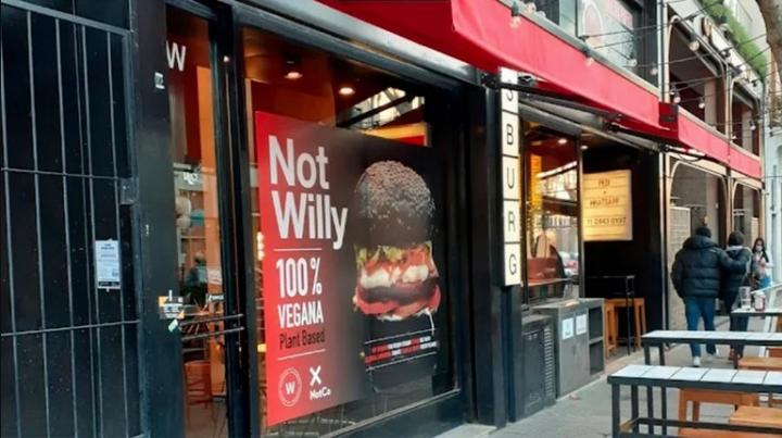 La echaron por “fea” de un local de hamburguesas y ahora tendrán que indemnizarla