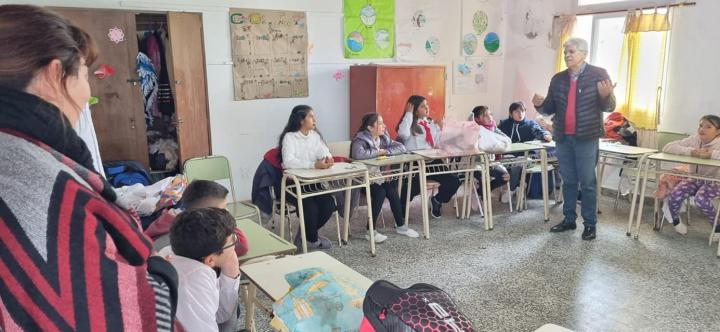 El Senador Baucero visitó la escuela Juan Bautista Alberdi