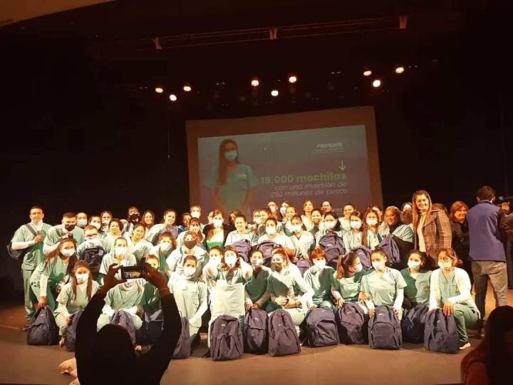 Helvecia: Alumnos de enfermería recibieron equipamiento para sus prácticas laborales