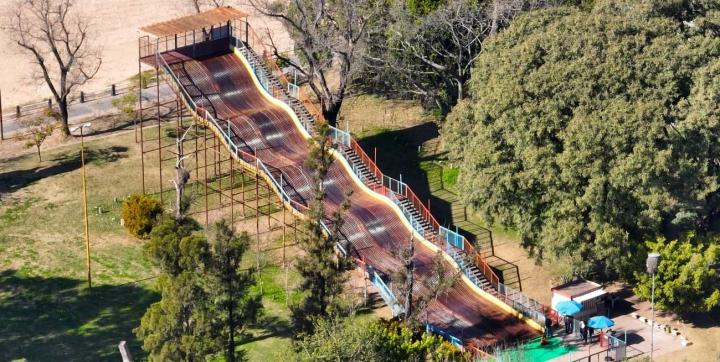 Medio Siglo Divirtiendo: La historia jamás contada de la alfombra mágica de la costanera de Santa Fe