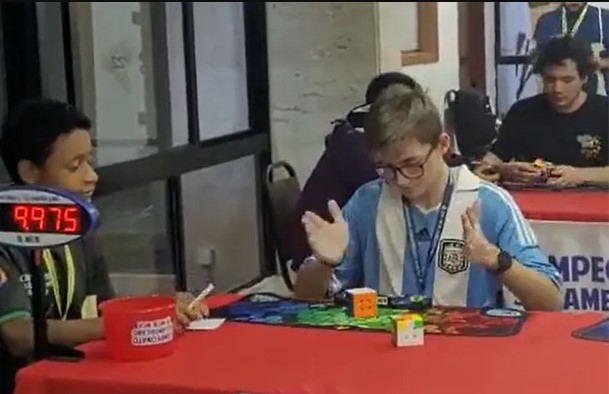 Un pibe argentino sigue batiendo récords en el Campeonato Sudamericano de Rubik