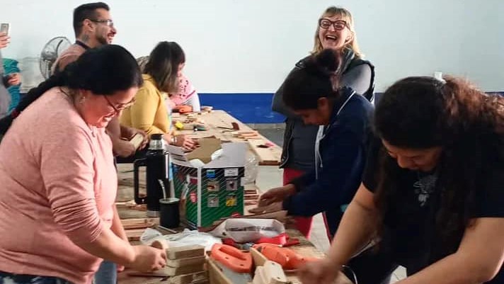 Santa Rosa: Taller de Veladores en madera reciclada