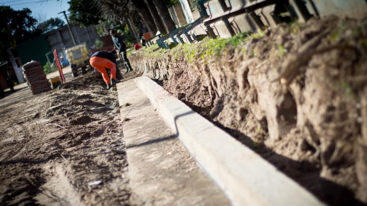 Cayastá: Avanzan las obras de cordón cuneta en las calles de la localidad