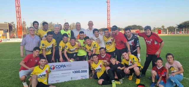 El senador Baucero acompañó a Romang Fútbol Club en la victoria que lo llevó a cuartos