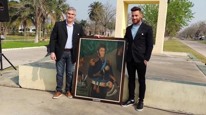 Alejandra recibió una copia del cuadro de San Martín  del pintor santafesino Julio Adriano Lammertyn