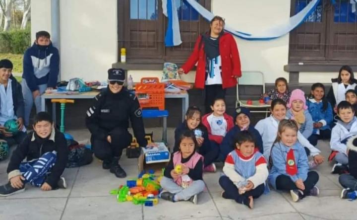 Policías de San Javier entregaron juguetes y golosinas a escuelas rurales del departamento 