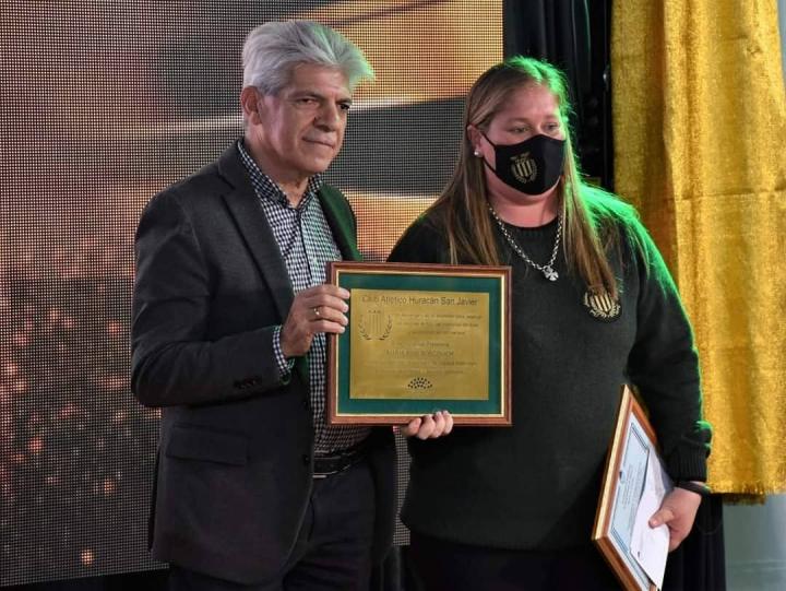 El senador José Baucero junto al Club Huracán de San Javier por sus 100 años 