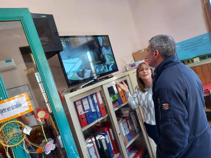 Cayastá: El Senador Kaufmann y Carlos Kaufmann ayudaron a la escuela 