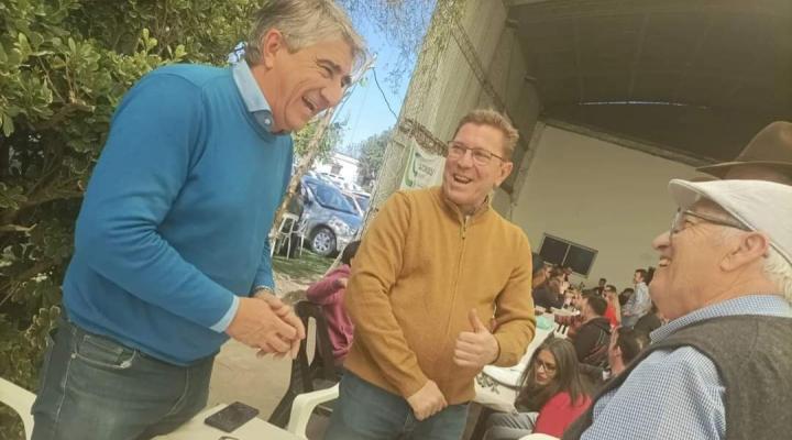 El Diputado Fabian Bastia y el Senador Borla junto a trabajadores de la industria láctea