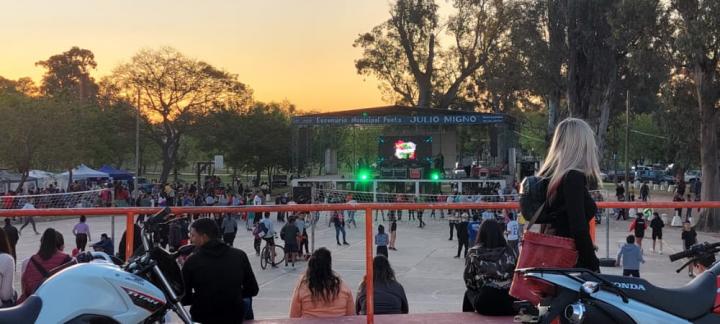 Los jóvenes coparon el camping de San Javier para recibir la primavera 