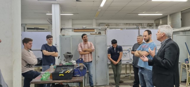 El Senador Baucero visitó la Escuela Técnica y entregó aportes al curso de conocimiento y reparación de motores