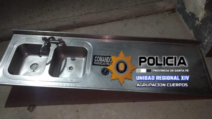 San Javier: la policía lo descubrió llevándose una mesada con pileta de cocina