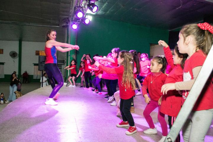 Cayastá: Se llevó adelante la Muestra Anual del Taller Comunal de Ritmos Latinos con grupos artísticos invitados