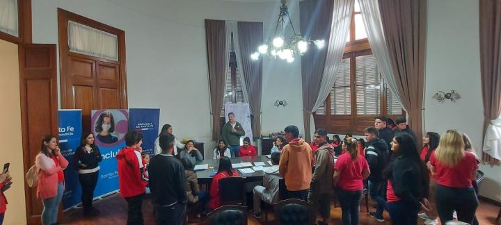 Helvecia: Carlos Kaufmann recibió a alumnos de la Escuela N°333 en la Casa de Gobierno Provincial