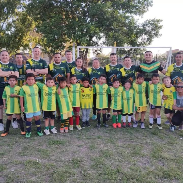 Amistoso de Futbol entre los mas chiquitos del Club Huracán y sus familiares