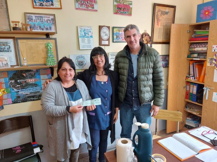 Mascías: Carlos Kaufmann y el Senador Kaufmann entregaron aportes a la escuela Santa Fe de la Vera Cruz