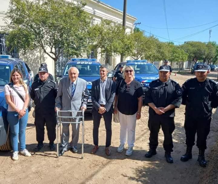  Carlos y Ricardo Kaufmann presntes en la entrega de nuevos móviles policiales para localidades del Depto. Garay