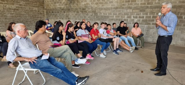 Romang: El Senador Baucero entregó aportes en el Club de los Abuelos de la localidad