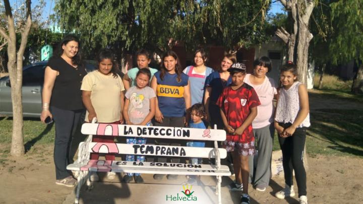 Helvecia: Sec. de Salud coordinó la pinta de bancos a modo de visibilizarcion de la lucha contra el Cáncer de Mama