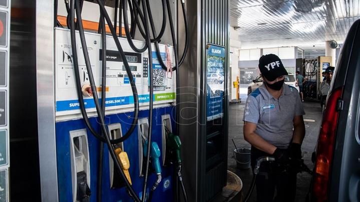 Anuncian que la nafta bajará en todo el país, pero en Santa Fe subiría