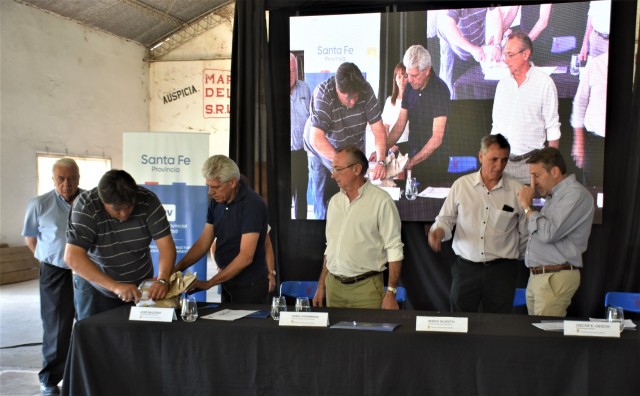 El Senador Baucero estuvo presente en la licitación de obras de acceso a Colonia Durán