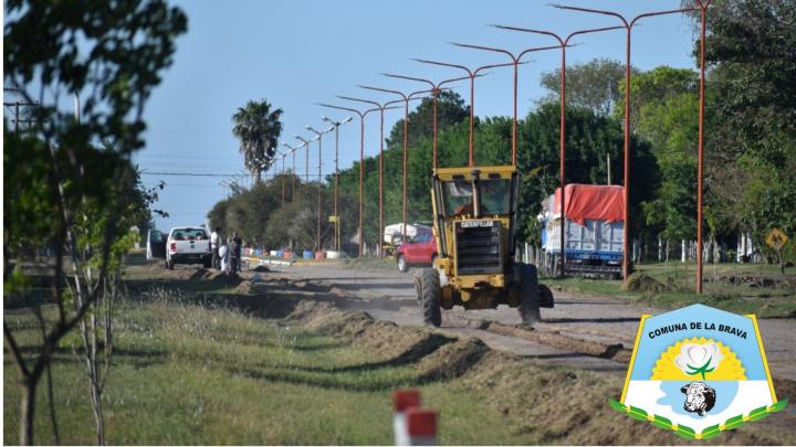 La Brava: Avanzan las obras de cordón-cuneta sobre Avenida 