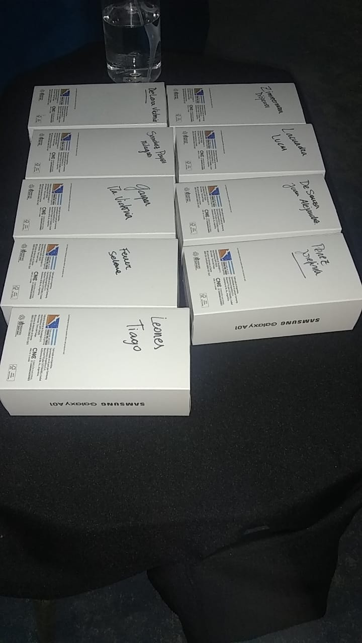 Alumnos de Saladero Cabal recibieron celulares del 