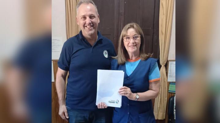 Cayastá: Edgardo Berli entregó aportes a la escuela N° 6102 