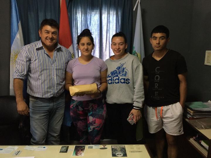 Saladero: EL Presidente Comunal entregó aportes del Senador Kaufmann a alumnos de la localidad