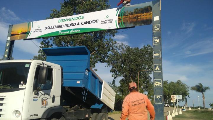 Nuevo semáforo en funcionamiento y renovación del pórtico de acceso al camping