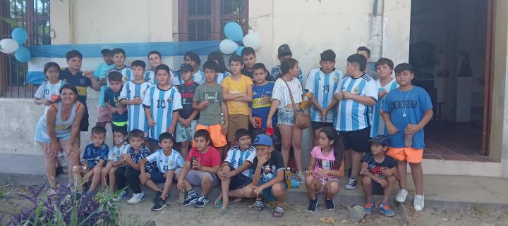 Saladero: Niños de la localidad disfrutaron el partido de argentina en 