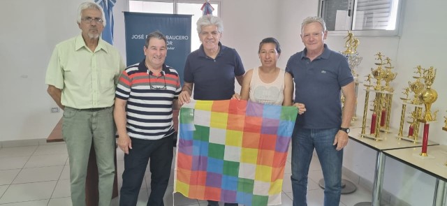 El Senador Baucero entregó bandera Whipala a la Comunidad de Colonia Francesa y trofeos para premiar varios torneos de fútbol locales