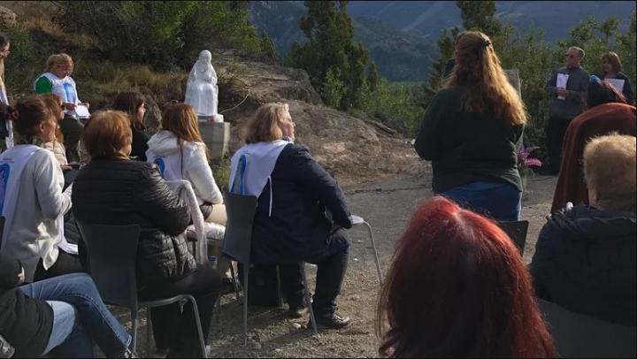 Habló la mujer que dice recibir mensajes de la Virgen y construyó un santuario