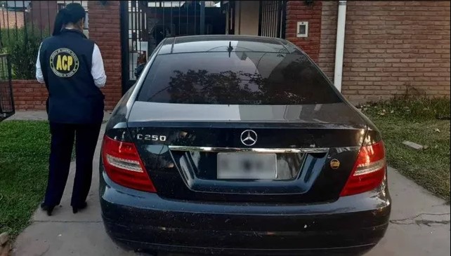 Un comisario de Rosario tenia un Mercedes Benz secuestrado por la justicia, para uso particular