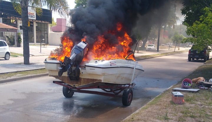 Se incendio una lancha en el centro de San Javier 