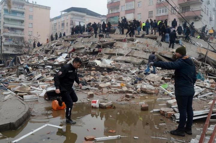 Más de 1.400 muertos y muchos atrapados tras un terremoto en Turquía y Siria