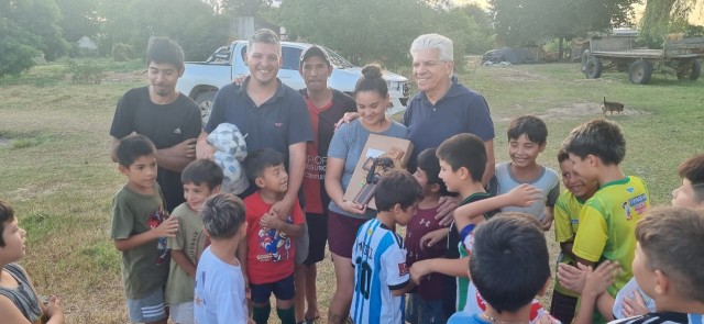 El Senador Baucero entregó un aporte económico y pelotas al Club 