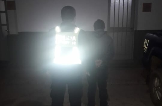 Helvecia: la policía lo atrapó queriendo entrar a una casa, forzando la ventana 