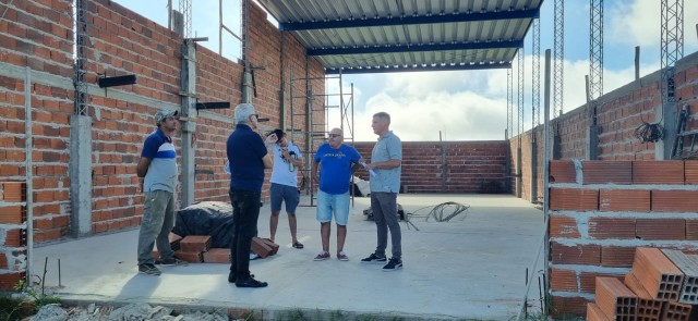 El Senador Baucero visitó la obra de la futura sala de extracción de miel para la Cooperativa Apícola
