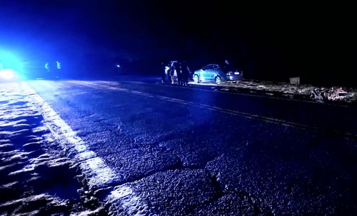 Dos jóvenes lesionados al chocar con un automóvil en Colonia Francesa 