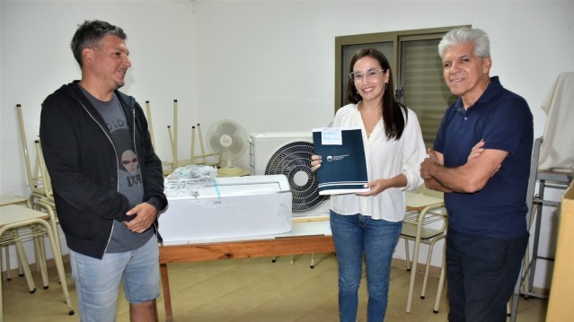 El Senador Baucero entregó un equipo de Aire Acondicionado al Instituto N°15