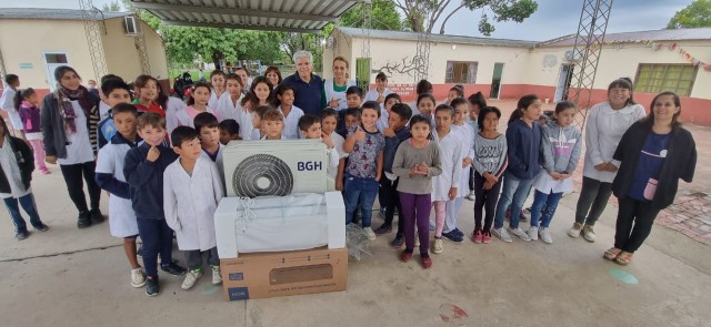 El Senador Baucero entregó un aire acondicionado a la escuela Nro 6099 