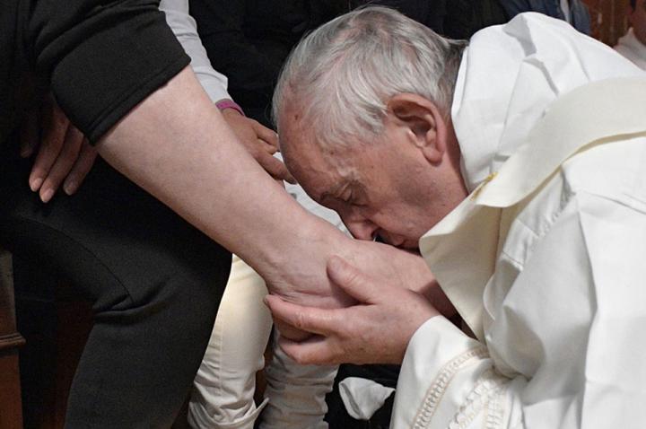 El Papa lavó los pies de 12 presos y pidió no 