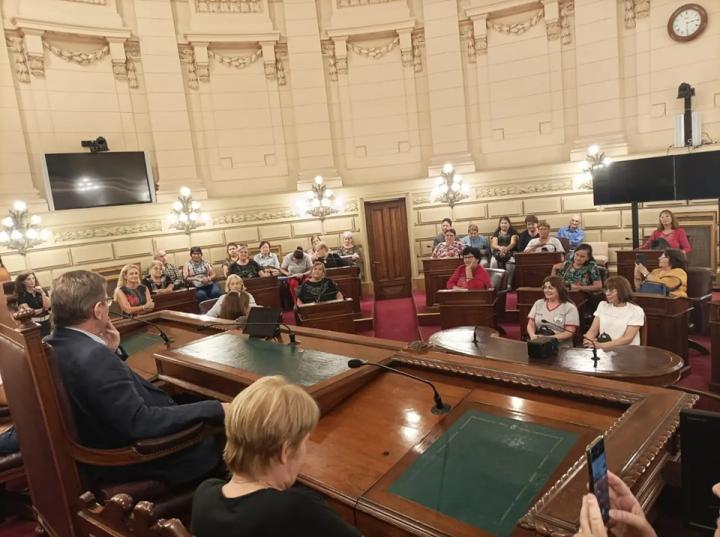 Acompañados por el Senador Borla, abuelos del Departamento San Justo visitaron el Senado en la Capital Provincial